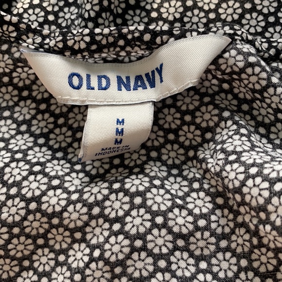 Old Navy black/white floral design top Size Medium - Picture 5 of 5